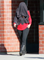 Jennifer Love Hewitt Doesnt Want You To Know She Is Hanging Out With Some Guy?