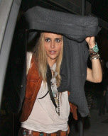 Brooke Mueller Tries to Hide from the Paparazzi 