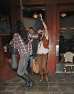 Brooke Mueller Tries to Hide from the Paparazzi 