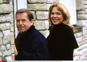 PRAGUE: CZECH PRESIDENT VACLAV HAVEL ARRIVES AT HIS PRAGUE VILLA WITH HIS WIFE DAGMA