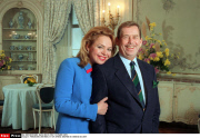 PRAGUE:VACLAV HAVEL ET SON EPOUSE DAGMER  AU CHATEAU DE LANY