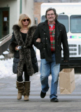 Goldie Hawn Holds Kurt Russell Close In The Aspen Cold 