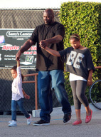 Shaquille O'Neal Takes The Kids Shopping!