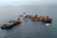 Die Container des Frachters Rena auf dem Astrolabe-Riff vor Tauranga werden vom Kranschiff Smit Borneo geborgen