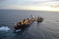 Die Container des Frachters Rena auf dem Astrolabe-Riff vor Tauranga werden vom Kranschiff Smit Borneo geborgen