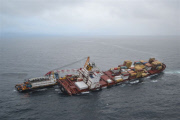 Die Container des Frachters Rena auf dem Astrolabe-Riff vor Tauranga werden vom Kranschiff Smit Borneo geborgen