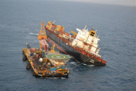 Die Container des Frachters Rena auf dem Astrolabe-Riff vor Tauranga werden vom Kranschiff Smit Borneo geborgen