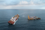 Die Container des Frachters Rena auf dem Astrolabe-Riff vor Tauranga werden vom Kranschiff Smit Borneo geborgen