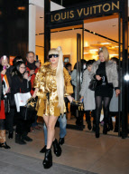 Eine güldene Lady Gaga verlässt in Tokio den Louis Vuitton Matsuya Ginza Store