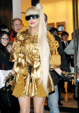 Eine güldene Lady Gaga verlässt in Tokio den Louis Vuitton Matsuya Ginza Store
