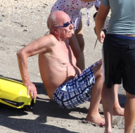 Rupert Murdoch and family on the beach_Part3