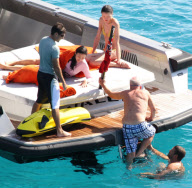 Rupert Murdoch and family on the beach_Part3