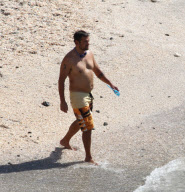 Rupert Murdoch and family on the beach_Part3