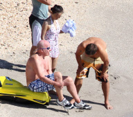 Rupert Murdoch and family on the beach_Part3
