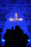 Eisige Andacht: Eröffnung der Schneekirche in Mitterfirmiansreut