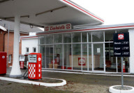 Alles retro - auch die Preise: Eine 60er Jahre Avia Tankstelle in Bad Segeberg