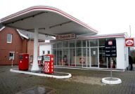 Alles retro - auch die Preise: Eine 60er Jahre Avia Tankstelle in Bad Segeberg