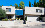 La actriz americana Rose McGowan ("Embrujadas", "Scream", "La Dalia Negra", "Conan el bárbaro") adquiere una vivienda de 4 habitaciones y 3 cuartos de baño en Hollywood Hills por 1.390.000 dólares (1.070.000 €uros, aprox.).

La que fuera novia de Mari