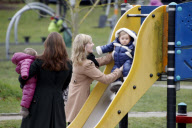 Exkl: Royals spielen auf einem Spielplatz Nähe Schloss Marselisborg in Aarhus