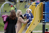 Exkl: Royals spielen auf einem Spielplatz Nähe Schloss Marselisborg in Aarhus