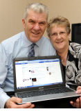 Endlich vereint: Hugh Forsythe findet seine Jugendliebe Maureen Wallace nach über vierzig Jahren über Facebook wieder und heiratet sie