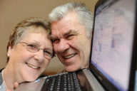 Endlich vereint: Hugh Forsythe findet seine Jugendliebe Maureen Wallace nach über vierzig Jahren über Facebook wieder und heiratet sie