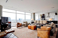 El matrimonio formado por Khloe Kardashian y Lamar Odom adquiere en alquiler un lujoso apartamento de 2 habitaciones y 2 cuartos de ba¿o en el centro de Dallas por el que pagar¿ al mes la "insignificante" cantidad de 7.500 d¿lares, segœn los registr