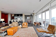 El matrimonio formado por Khloe Kardashian y Lamar Odom adquiere en alquiler un lujoso apartamento de 2 habitaciones y 2 cuartos de ba¿o en el centro de Dallas por el que pagar¿ al mes la "insignificante" cantidad de 7.500 d¿lares, segœn los registr