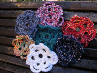 Anonyme GraffiGrannys verzieren Nachts kleine Orte mit Strickwaren