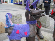 Anonyme GraffiGrannys verzieren Nachts kleine Orte mit Strickwaren