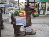 Anonyme GraffiGrannys verzieren Nachts kleine Orte mit Strickwaren