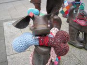 Anonyme GraffiGrannys verzieren Nachts kleine Orte mit Strickwaren