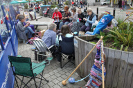 Anonyme GraffiGrannys verzieren Nachts kleine Orte mit Strickwaren