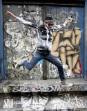 JR FAIT TOMBER LES MURS.