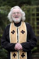 Father Stephen Weston in seiner Kirche