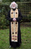 Father Stephen Weston in seiner Kirche