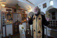 Father Stephen Weston in seiner Kirche