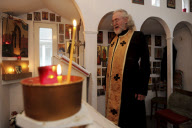 Father Stephen Weston in seiner Kirche