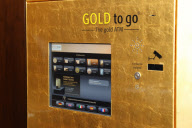 Die offizielle Inbetriebnahme des GOLD to go-Automaten im Alsterhaus in Hamburg