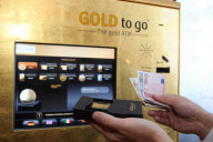 Die offizielle Inbetriebnahme des GOLD to go-Automaten im Alsterhaus in Hamburg
