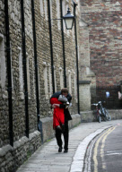 Cambridge Studenten feiern ihren Abschluss auf der Strasse