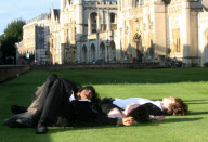 Cambridge Studenten feiern ihren Abschluss auf der Strasse