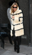 Kate Moss unterwegs in einer weissschwarzen Felljacke in London