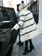 Kate Moss unterwegs in einer weissschwarzen Felljacke in London