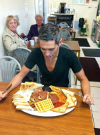 Robert Pinto verspeist das "Kidz Breakfast" im Jesters Diner