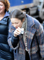 MARION COTILLARD CAN'T STOP LAUGHING AS SHE MUNCHIES ON A SNACK WHILE FILMING THE "JAMES GRAY PROJECT" IN NEW YORK