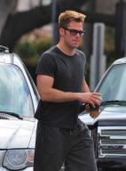 Chris Pine Grabs an Iced Coffee
