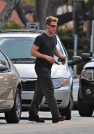 Chris Pine Grabs an Iced Coffee