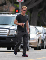 Chris Pine Grabs an Iced Coffee