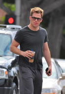 Chris Pine Grabs an Iced Coffee